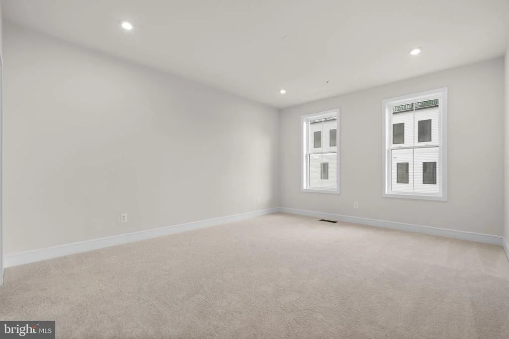 Photo of 43305 FARRINGDON SQUARE