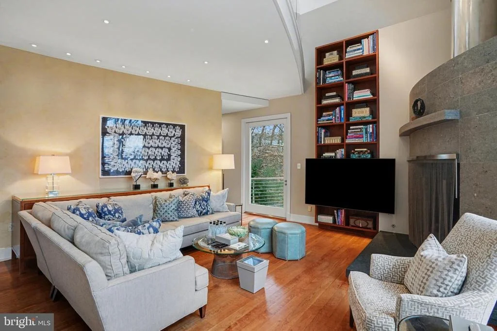 Photo of 1100 CREST LANE
