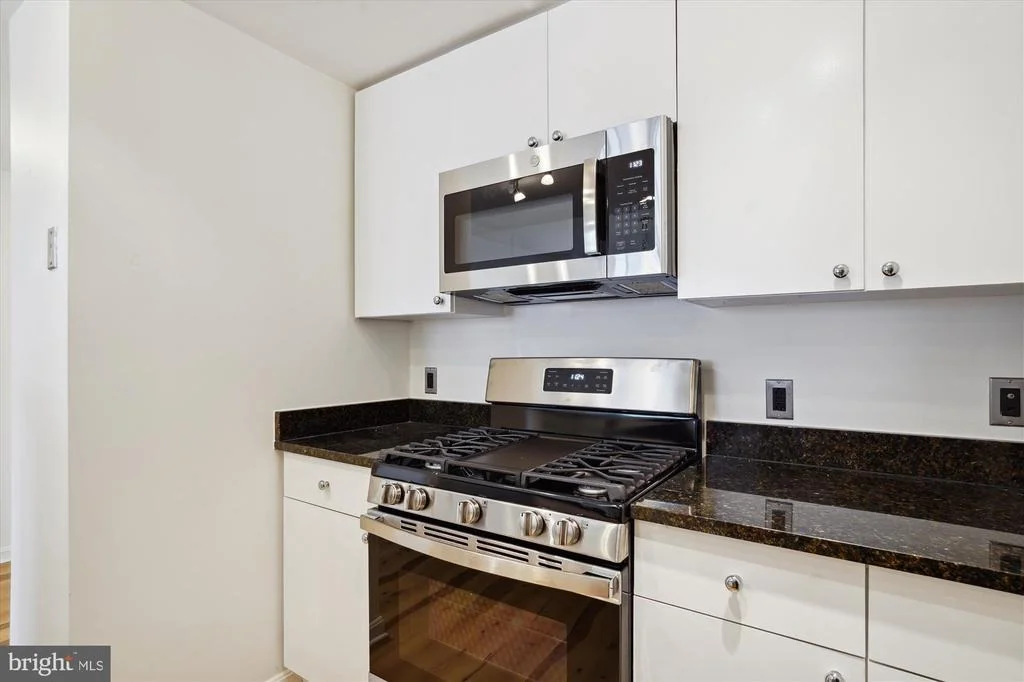 Photo of Unit 806 at 930 WAYNE AVENUE