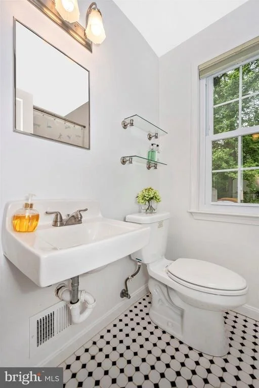 Photo of 1101 ROSWELL DRIVE
