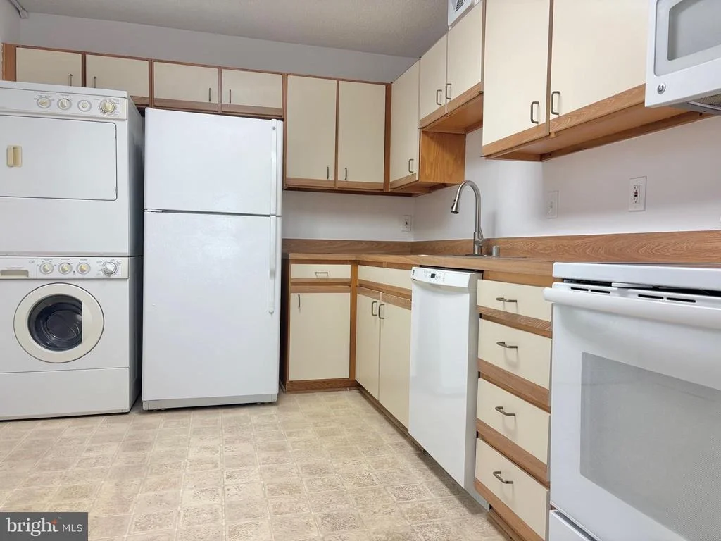 Photo of Unit 2702 at 15107 INTERLACHEN DRIVE