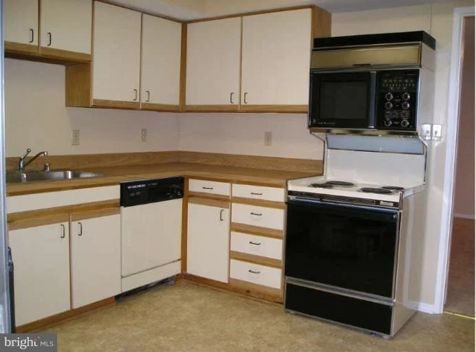 Photo of Unit 1114 at 15101 INTERLACHEN DRIVE