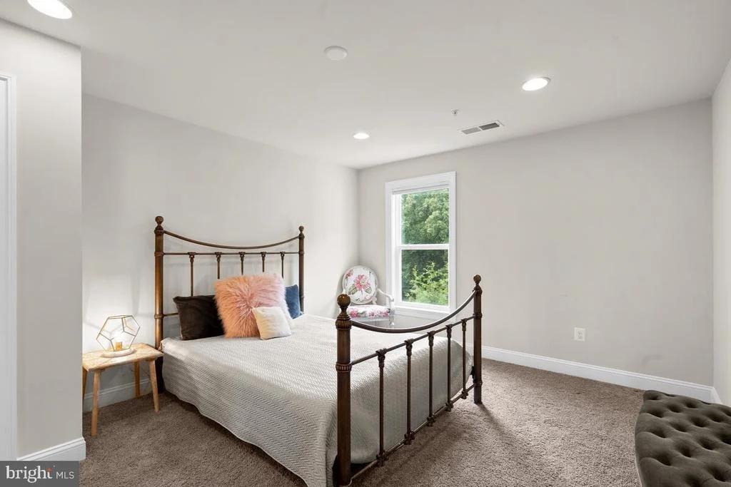 Photo of 17110 OLD VIC BOULEVARD