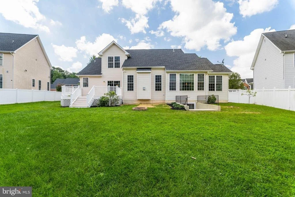 Photo of 457 UNIVERSITY DRIVE
