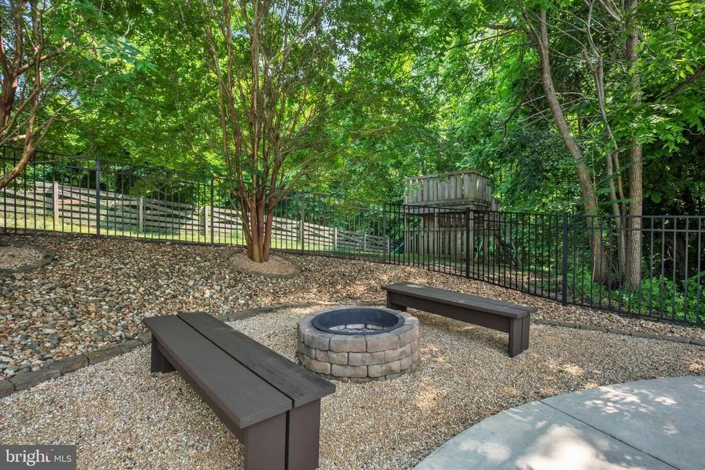 Photo of 2058 BAYTHORNE ROAD
