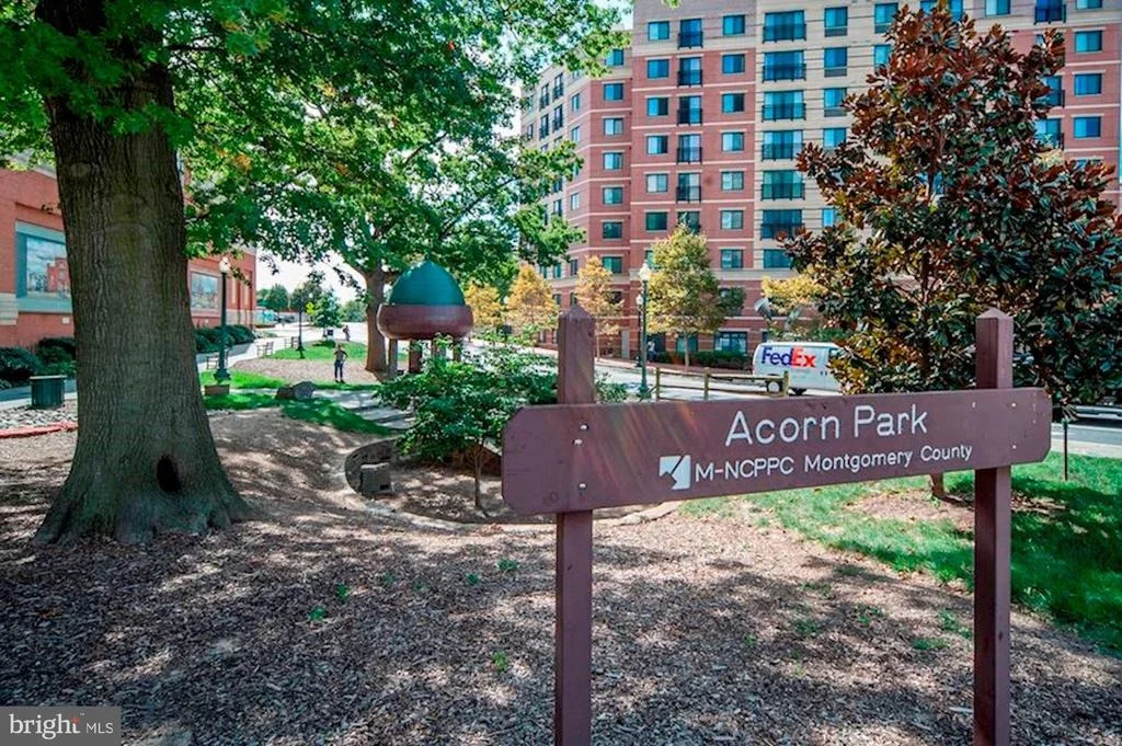 Photo of Unit 405 at 930 WAYNE AVENUE
