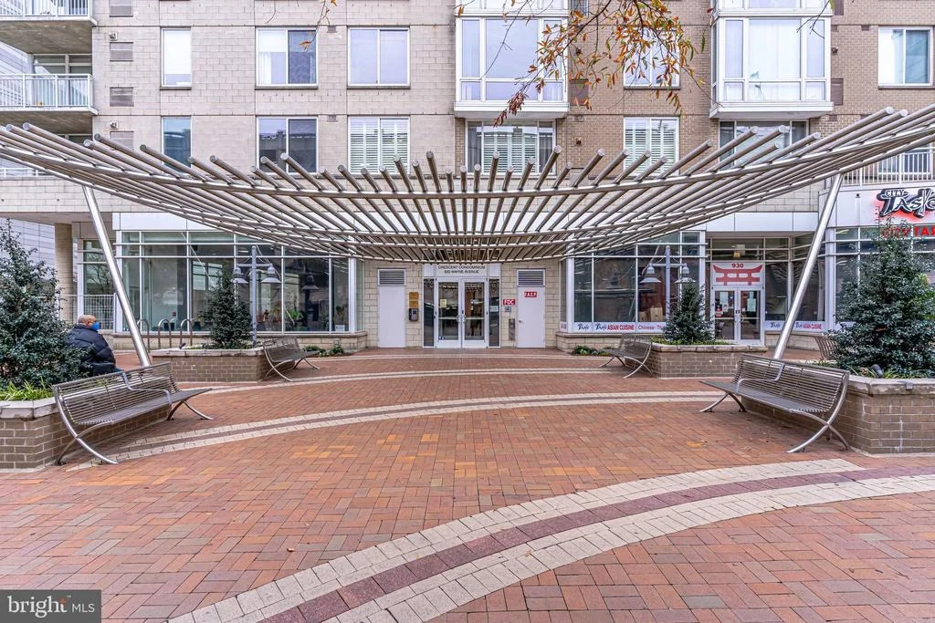 Photo of Unit 402 at 930 WAYNE AVENUE