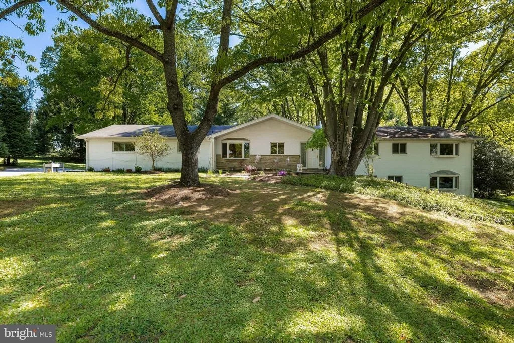 Photo of 1 SPRINGBRIAR LANE