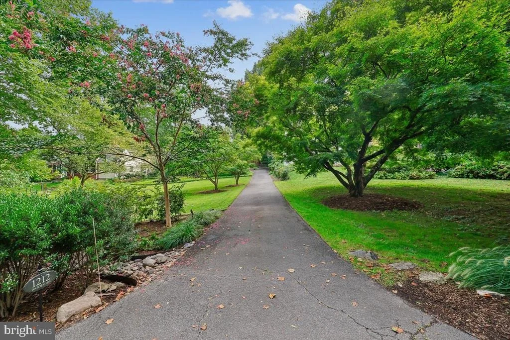 Photo of 1212 WOODSIDE PARKWAY