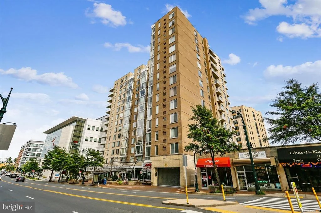 Photo of Unit 806 at 930 WAYNE AVENUE