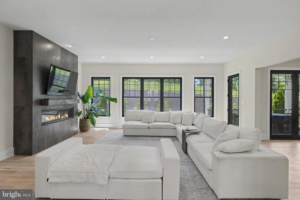 Photo of 952 WALKER ROAD