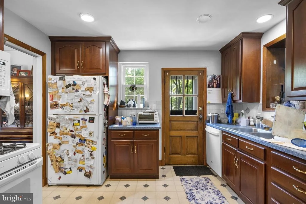 Photo of 8911 BRADFORD ROAD