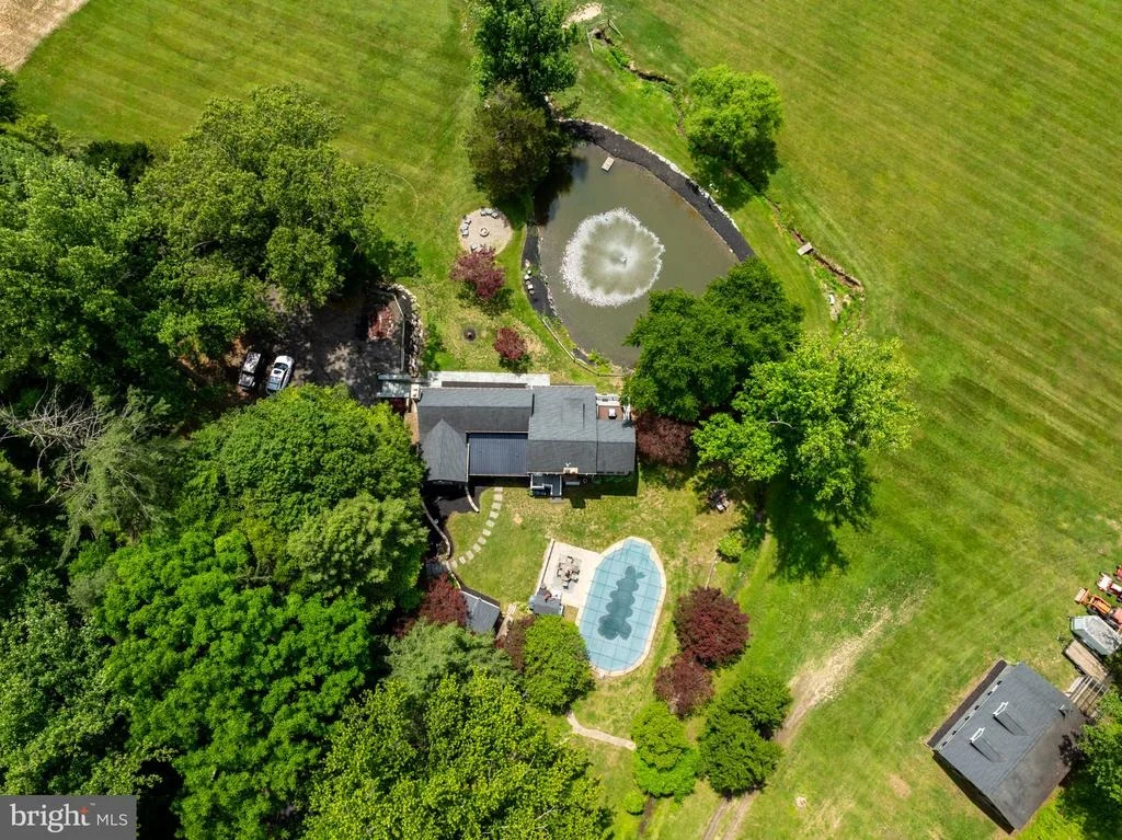 Photo of 2310 PUTNAM ROAD