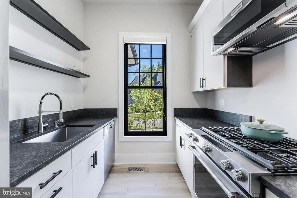 Photo of 952 WALKER ROAD