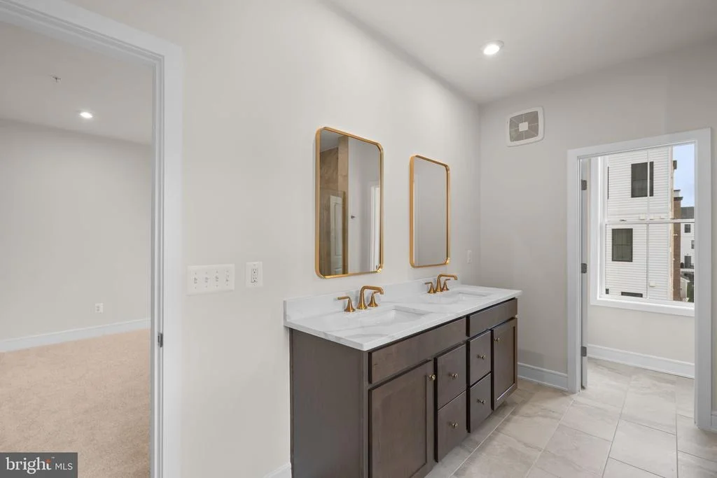 Photo of 43305 FARRINGDON SQUARE