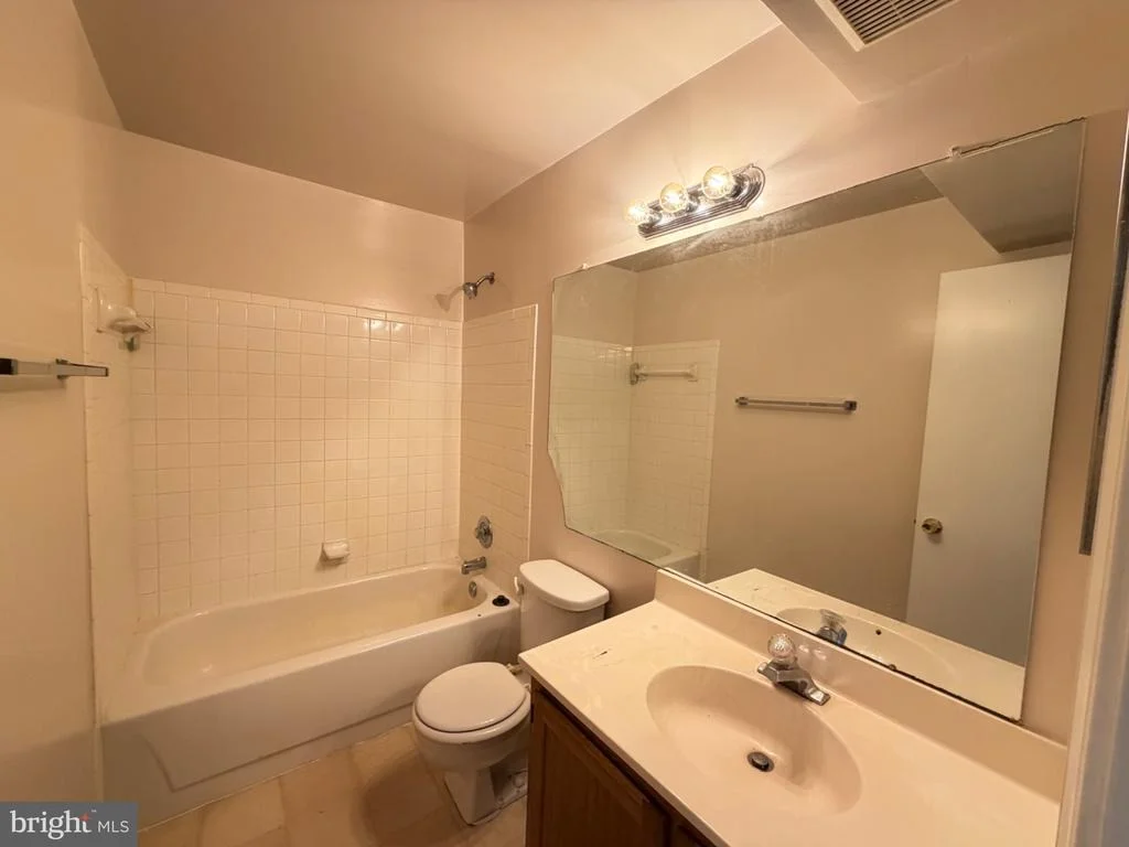 Photo of Unit 12CA at 2403 NORMANDY SQUARE PLACE