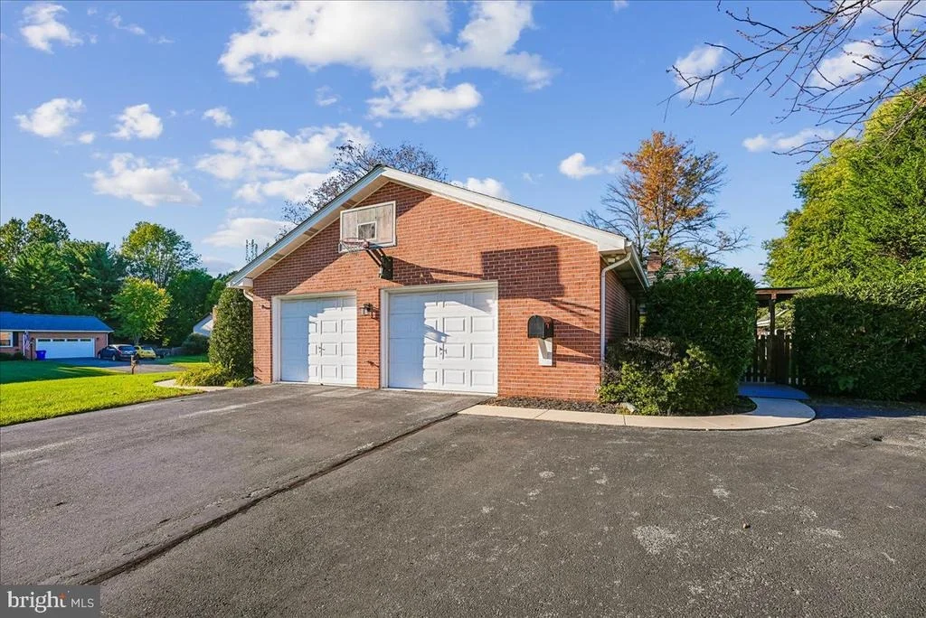Photo of 8101 SUNDOWN LANE