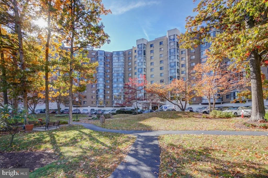 Photo of Unit 1625 at 15101 INTERLACHEN DRIVE
