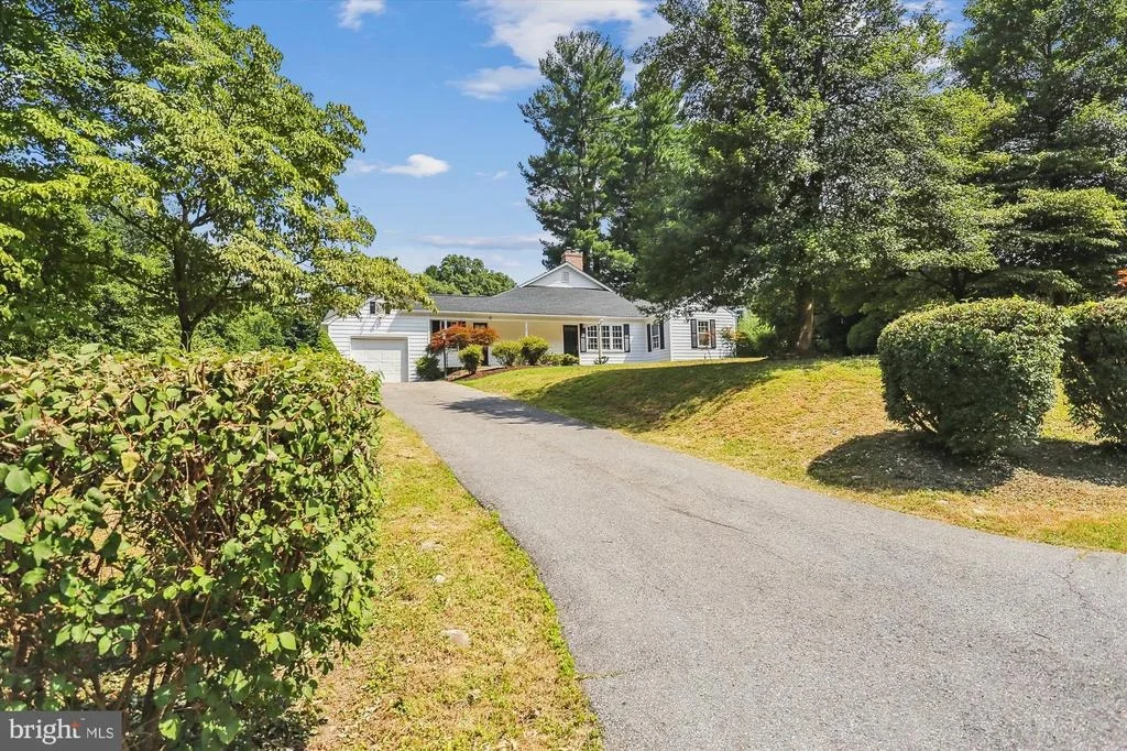 Photo of 17 PIPING ROCK DRIVE