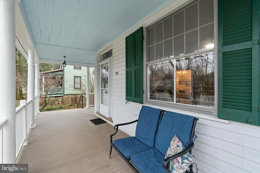 Photo of 702 DEEPDENE ROAD