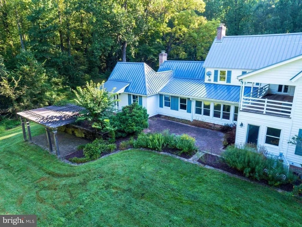 Photo of 220 LEITCH ROAD