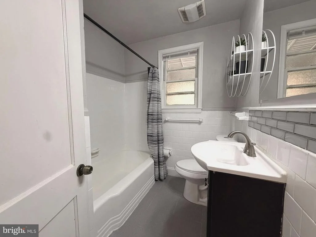Photo of 6011 EASTERN PARKWAY