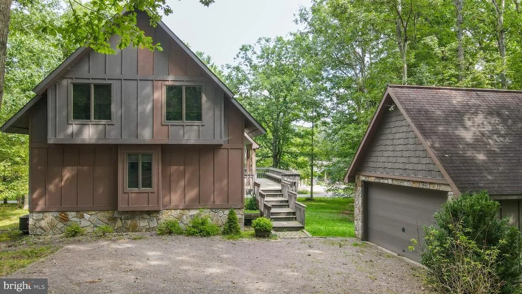 Photo of 925 PINE TREE POINT ROAD