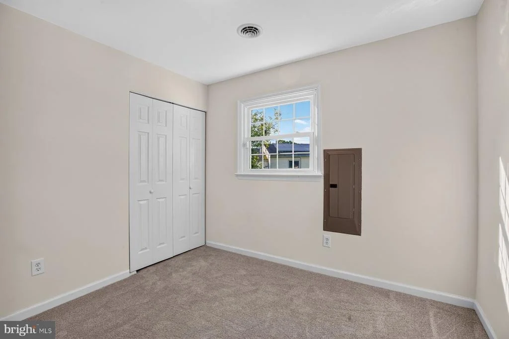 Photo of 6204 AUTH ROAD