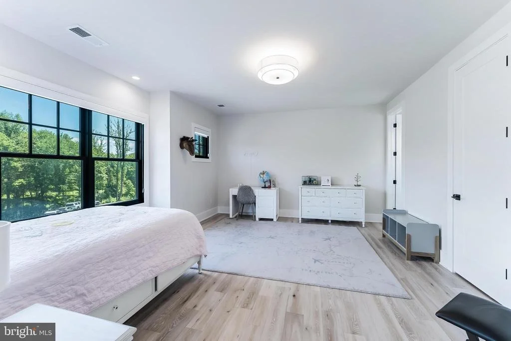 Photo of 952 WALKER ROAD