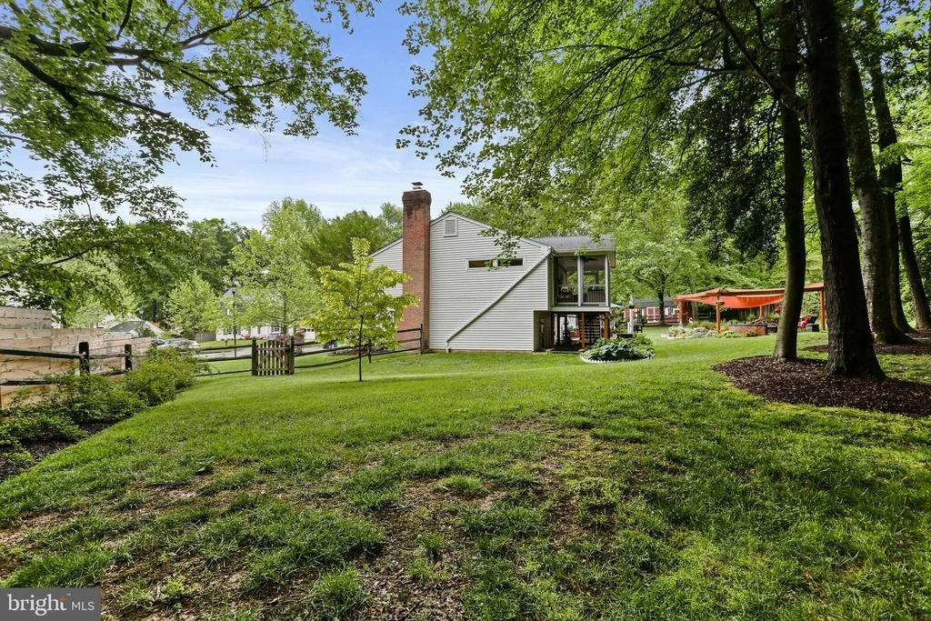 Photo of 10000 MADRONAWOOD DRIVE