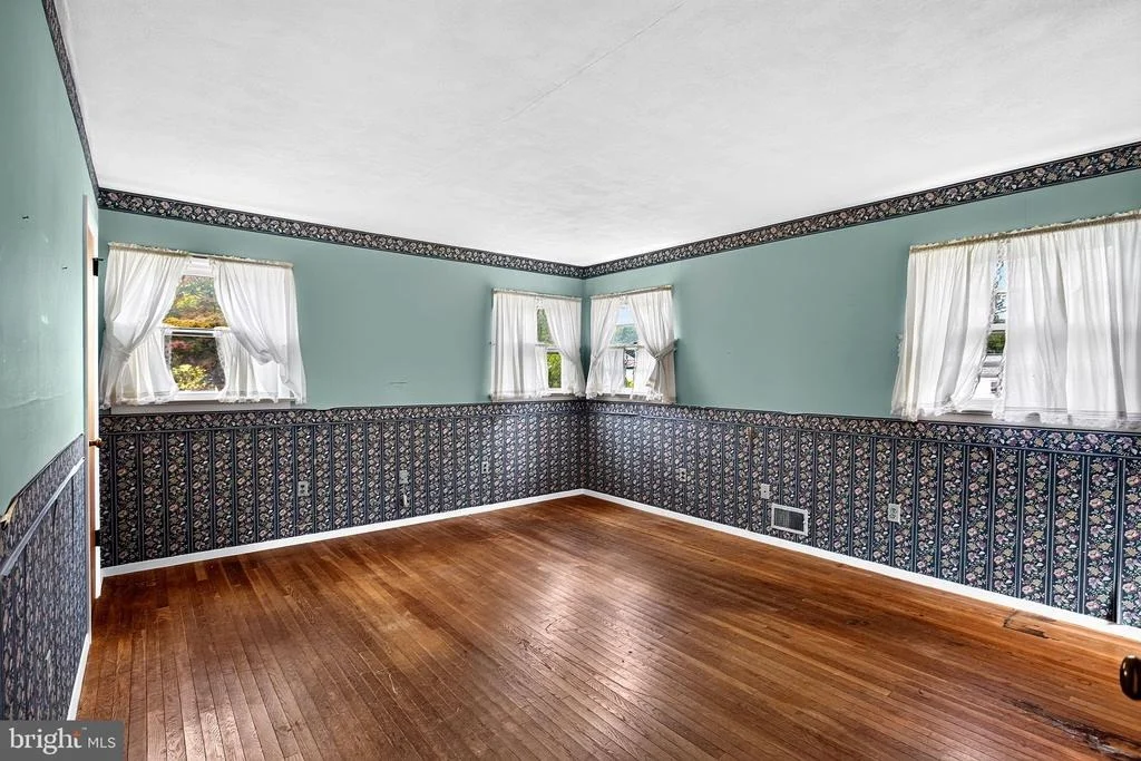 Photo of 6 WICKFORD AVENUE