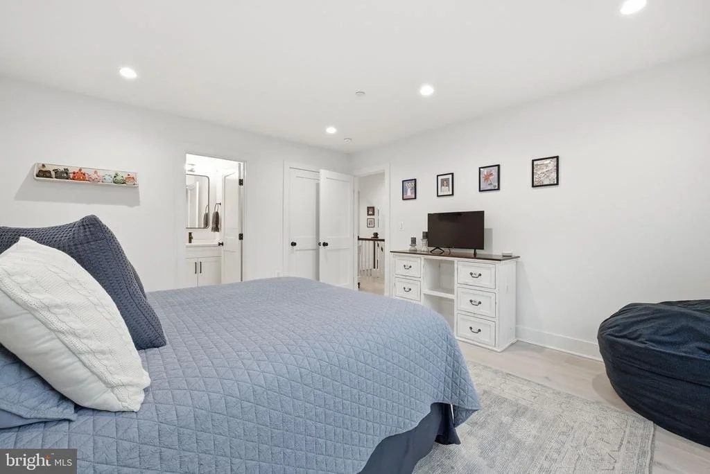 Photo of 1422 HOWARD ROAD