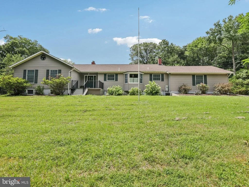 Photo of 7584 CARLIN ROAD