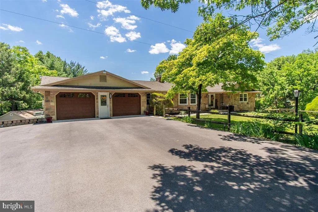 Photo of 1618 EAGLE SCHOOL ROAD