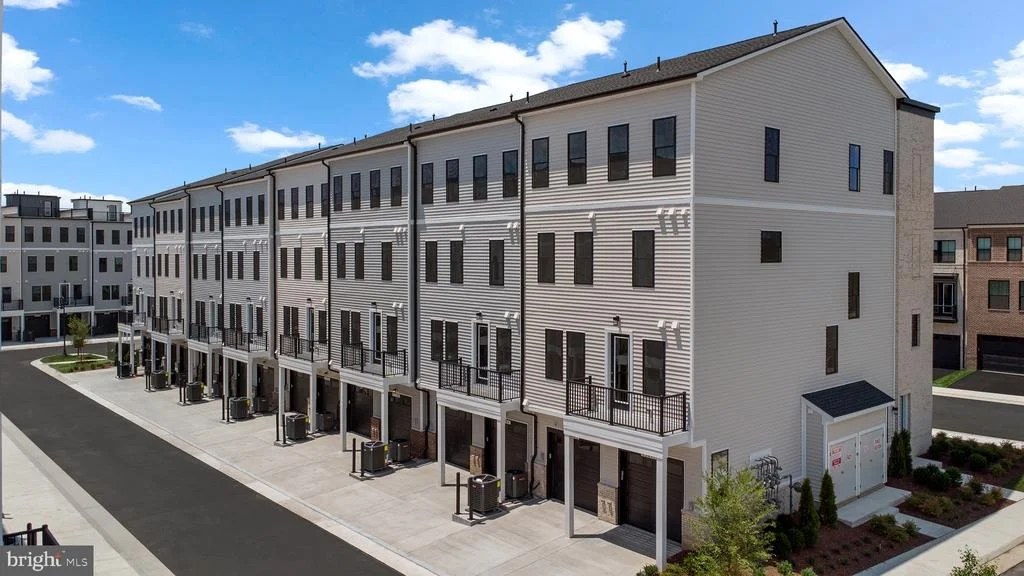 Photo of 43305 FARRINGDON SQUARE