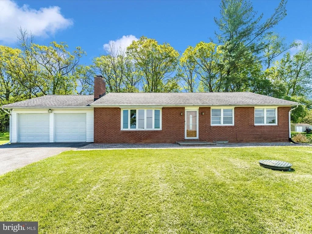 Photo of 2833 RODERICK ROAD