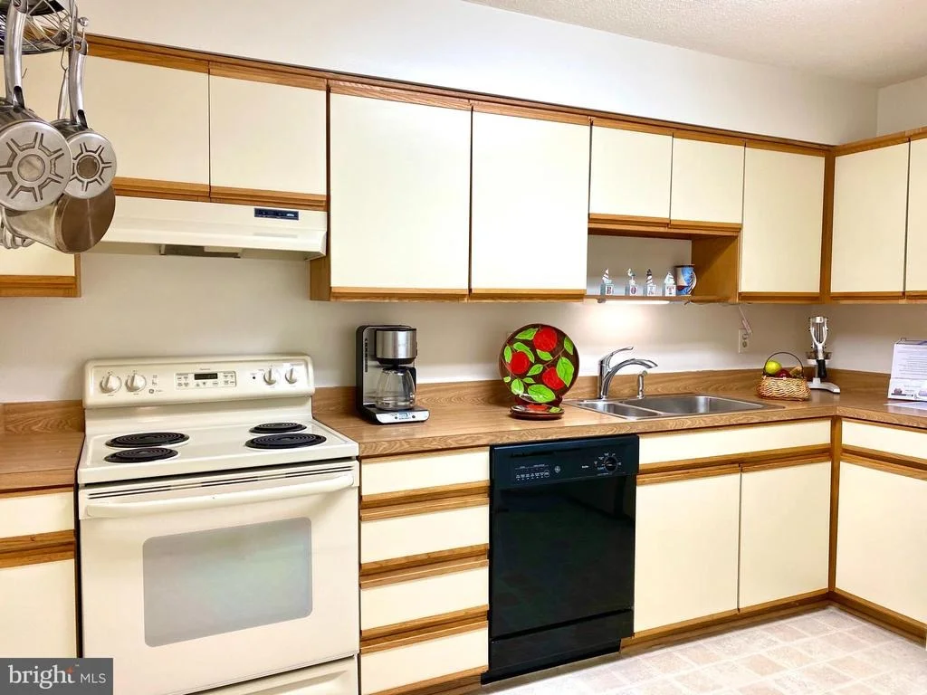 Photo of Unit 722 at 15100 INTERLACHEN DRIVE