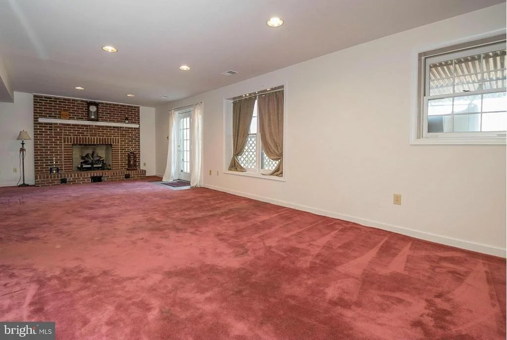 Photo of 9417 THORNEDIKE DRIVE