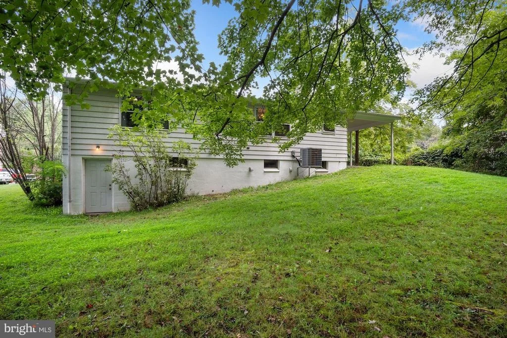 Photo of 1437 HARDING LANE