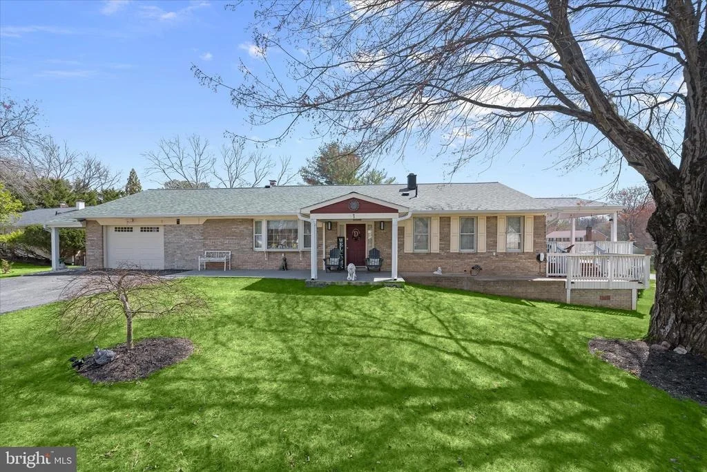 Photo of 1 SOUTHVIEW COURT