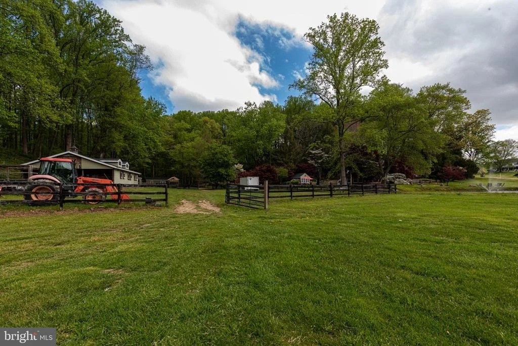 Photo of 2310 PUTNAM ROAD