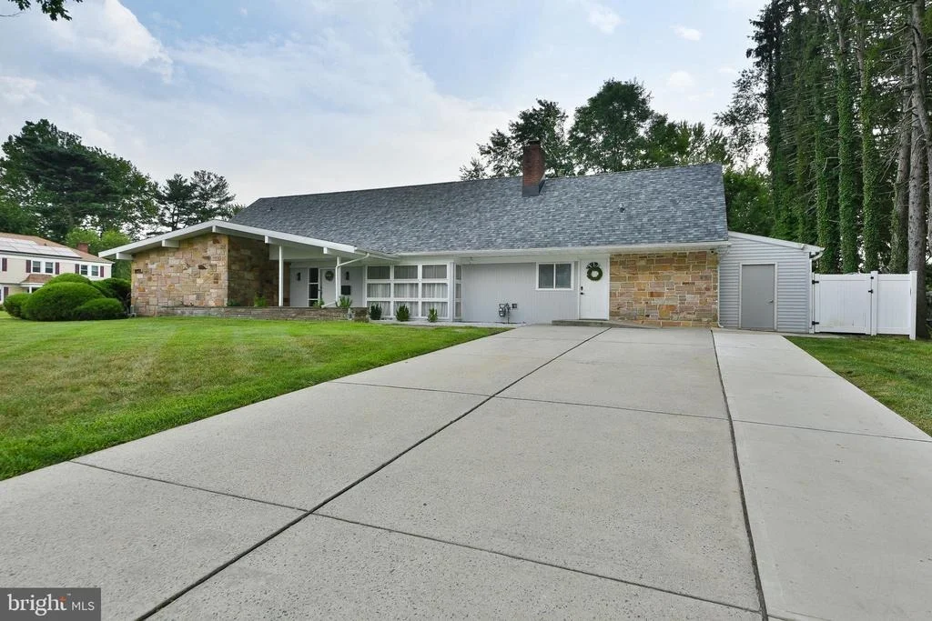 Photo of 8 WINDOVER LANE