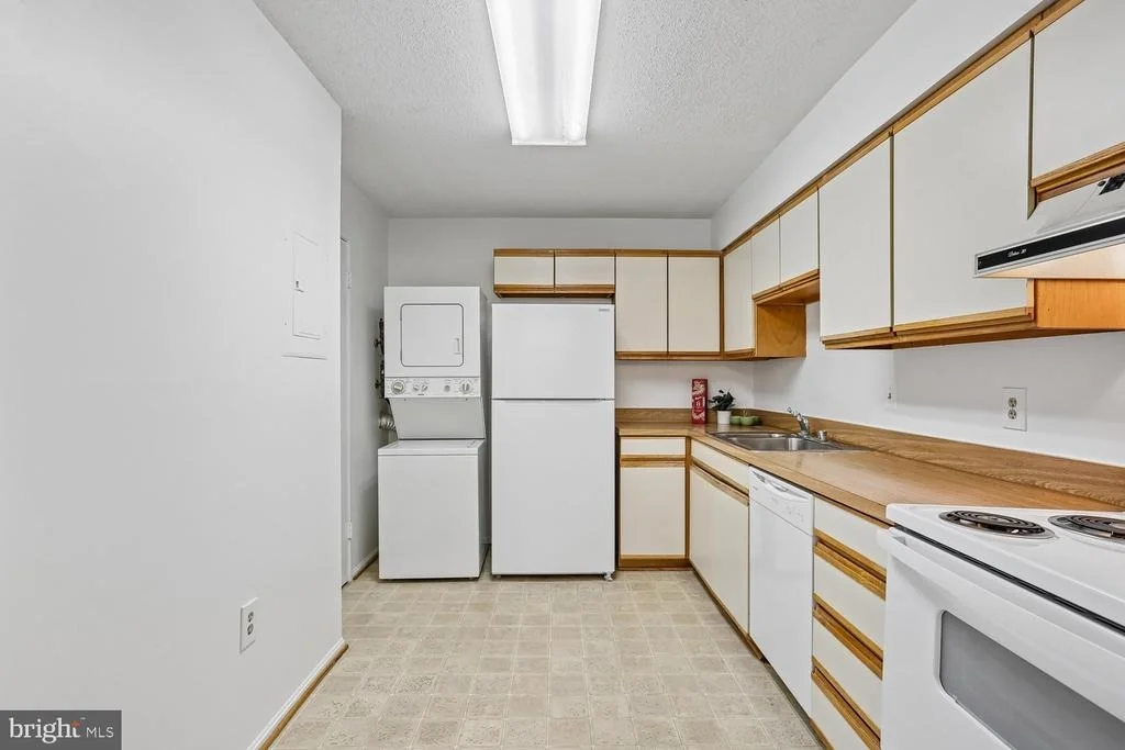 Photo of Unit 4702 at 15100 INTERLACHEN DRIVE