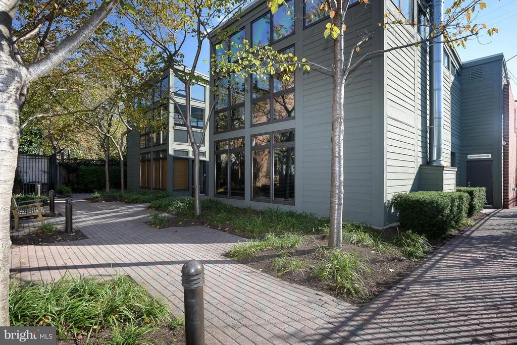 Photo of Unit E at 657 WASHINGTON BOULEVARD