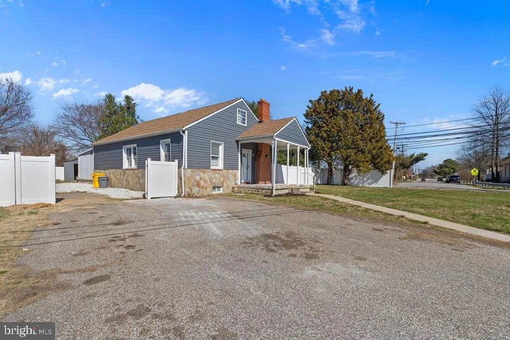 Photo of 8489 ARBUTUS ROAD