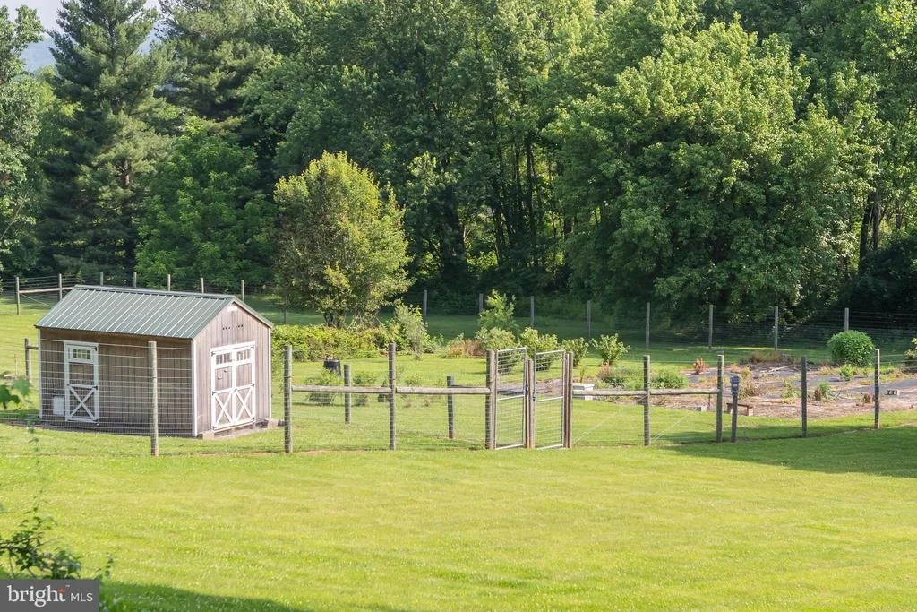 Photo of 8613 HOLLOW ROAD