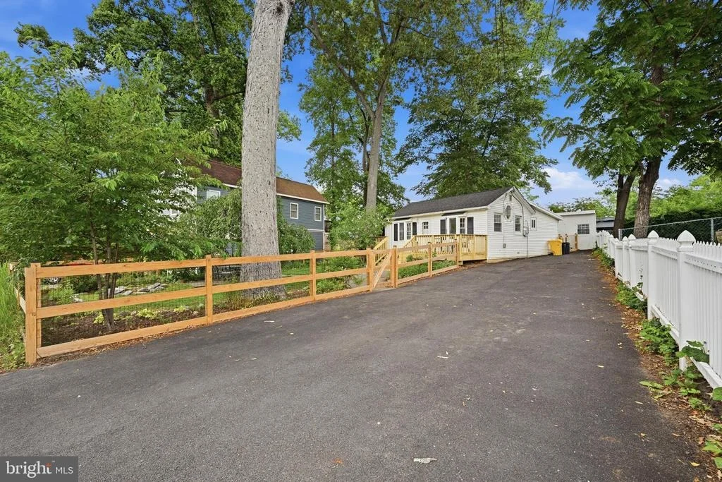 Photo of 1815 GLENARM ROAD