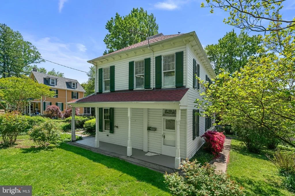 Photo of 702 DEEPDENE ROAD