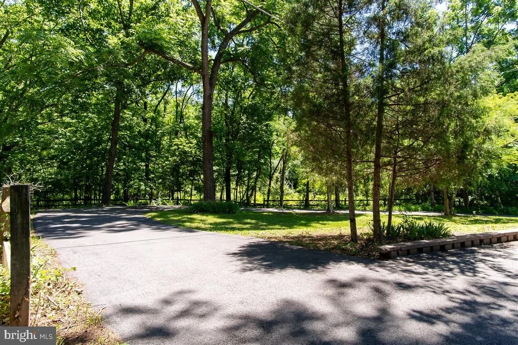 Photo of 1618 EAGLE SCHOOL ROAD