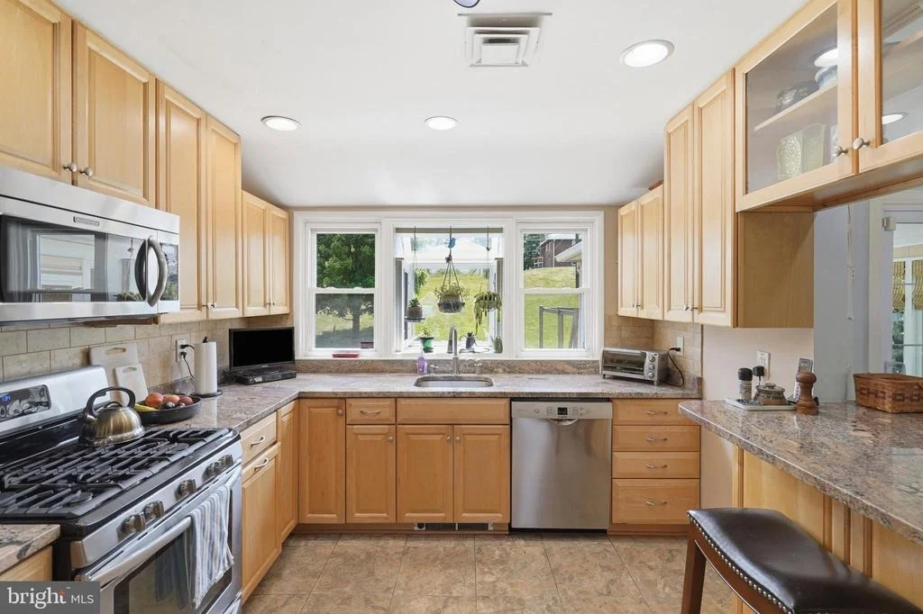Photo of 2303 FARRINGDON ROAD